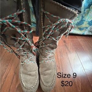 Lace up suade boots